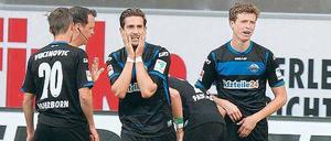 Oh Schreck, es gibt Elfmeter. Erst kurz vor Schluss kassiert Paderborn den Ausgleich gegen Mainz.