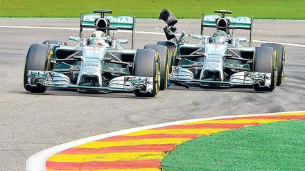 Kein Platz für zwei. Nico Rosberg (r.) berührt mit seinem Frontflügel den Hinterreifen von Lewis Hamilton – der Brite fiel dadurch aussichtslos zurück.