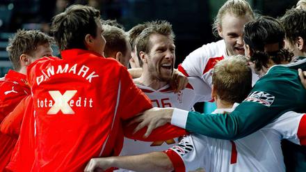 Fels in der Brandung. Kasper Nielsen (Mitte) ist auch mit 39 noch ein Verteidiger, den die Gegenspieler fürchten.