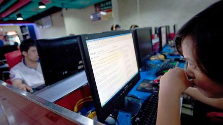 Überwacht. In China, hier eine Aufnahme aus einem Internetcafé, werden die Online-Aktivitäten der Menschen genau verfolgt - und unter Umständen unterbunden. 
