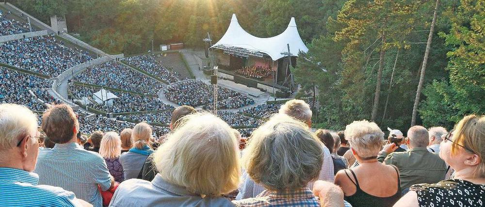 Genießen verboten! Für viele Zuschauer war das Picknick in der Waldbühne ein lieb gewordenes Ritual geworden – und auch für die Musiker. Dagegen gehen die Betreiber der Traditionsbühne jedoch zunehmend rabiat vor.