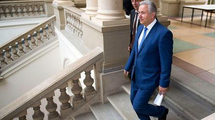 Klaus Wowereit geht im Abgeorndetenhaus von Berlin die Treppe hinunter.