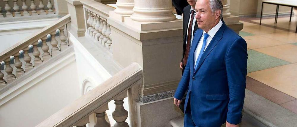 Klaus Wowereit geht im Abgeorndetenhaus von Berlin die Treppe hinunter.