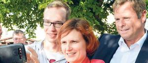 Dieses Foto gibt es gratis. Linken-Chefin Katja Kipping beim Wahlkampf mit Finanzminister Christian Görke (rechts) und dem neuen Parteimitglied Arno Peiser.