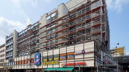 Eingerüstet. Die Passage in der Joachimstaler Straße nahe dem Bahnhof Zoo vor der Neueröffnung des jetzigen Einkaufszentrums.