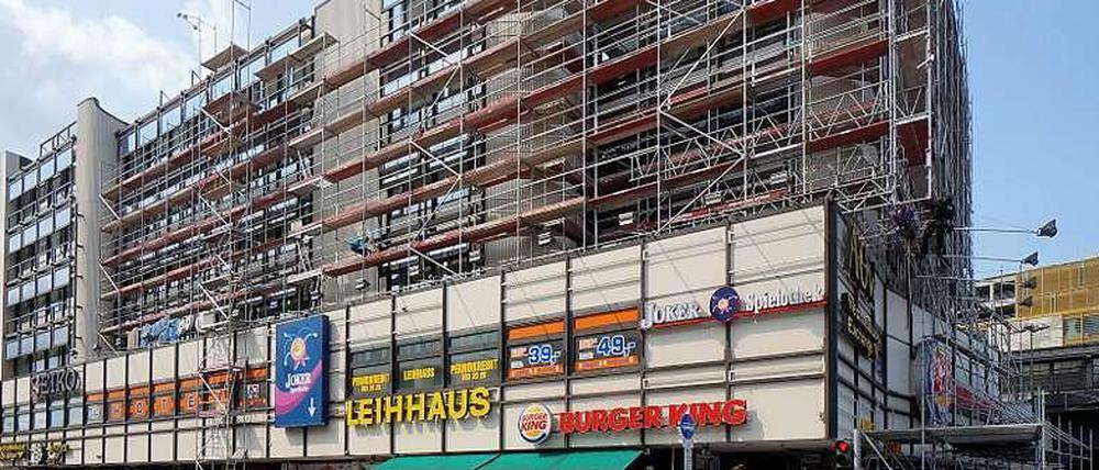 Eingerüstet. Die Passage in der Joachimstaler Straße nahe dem Bahnhof Zoo vor der Neueröffnung des jetzigen Einkaufszentrums.