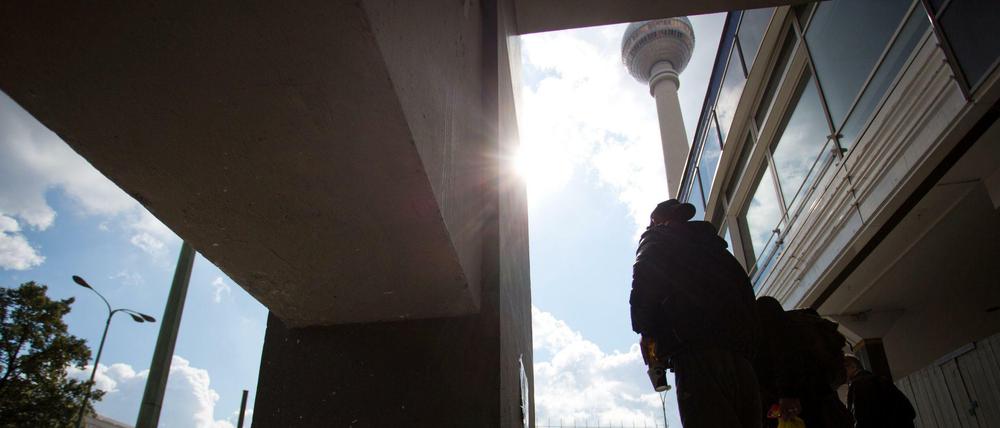 Zeichen der Erinnerung. Am Montag wurden am Alexanderplatz für das Opfer am Tatort Blumen niedergelegt und Kerzen angezündet.