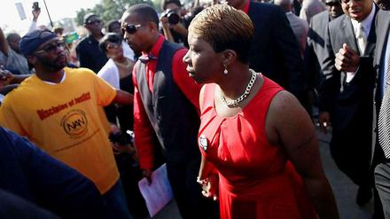 Die Mutter des getöteten 18-Jährigen Michael Brown, Lesley McSpadden, auf dem Weg zum Trauergottesdienst für ihren Sohn in St. Louis. 