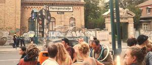 Konfetti im Haar: Spontanparty an der Leinestraße.