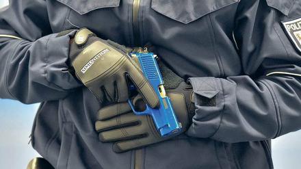 Sichtbar, um abzuschrecken. Ein Polizist zeigt eine Form der offensiven Waffenhaltung mit einer Trainingspistole.