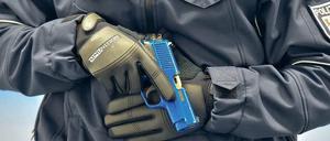 Sichtbar, um abzuschrecken. Ein Polizist zeigt eine Form der offensiven Waffenhaltung mit einer Trainingspistole.