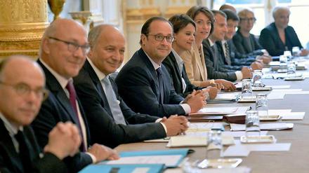 Das neue Kabinett, das den bedrängten Präsidenten Francois Hollande (vierter von links) wieder in die Offensive bringen soll. 