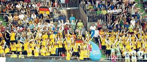 Die gelbe Wand. Schwimmer wie Paul Biedermann fordern schon eine Medaille für die lautstarke Unterstützung der Schwimm-Jugend.