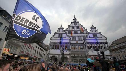 Sollte der SC Paderborn wider erwarten die Klasse halten können, käme er wohl wieder die halbe Stadt vor dem Rathaus zusammen.