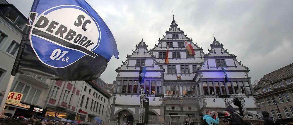 Sollte der SC Paderborn wider erwarten die Klasse halten können, käme er wohl wieder die halbe Stadt vor dem Rathaus zusammen.