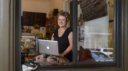 Espresso ist ihr völlig Latte. Reisebloggerin Yvonne Zagermann im Schöneberger Café.