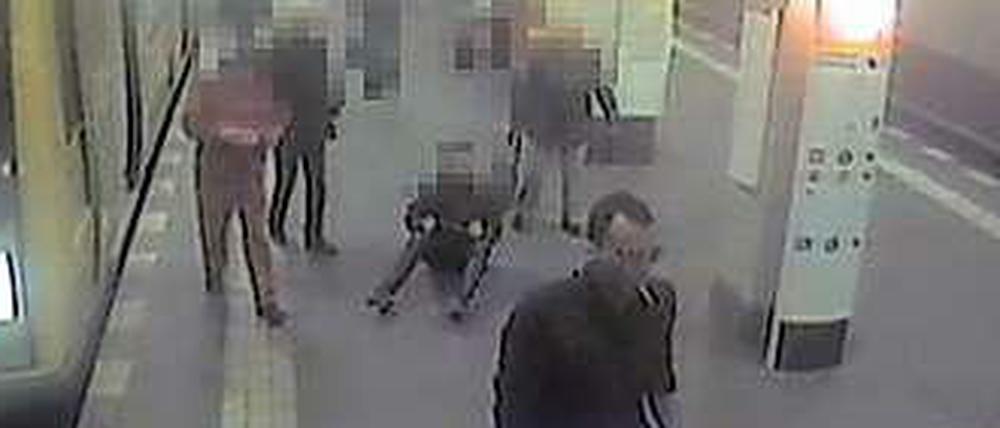 Ein Überwachungsvideo aus dem U-Bahnhof Heinrich-Heine-Straße zeigt den mutmaßlichen Täter.