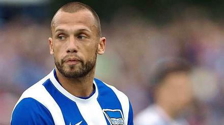 John Heitinga (v.), 30, bekam mit 15 seinen ersten Vertrag bei Ajax Amsterdam. Nach weiteren Stationen bei Atletico Madrid, Everton und Fulham ist er in diesem Sommer ablösefrei zu Hertha BSC gewechselt. 2010 stand er mit Holland im WM-Finale.