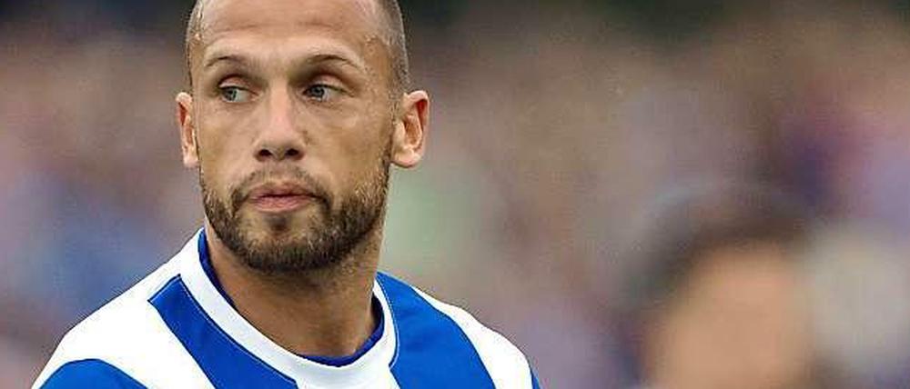John Heitinga (v.), 30, bekam mit 15 seinen ersten Vertrag bei Ajax Amsterdam. Nach weiteren Stationen bei Atletico Madrid, Everton und Fulham ist er in diesem Sommer ablösefrei zu Hertha BSC gewechselt. 2010 stand er mit Holland im WM-Finale.