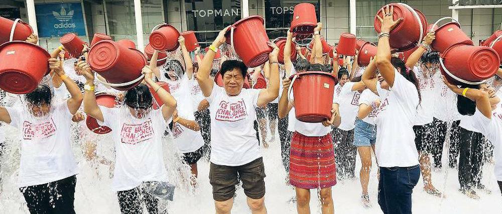Gemeinsame Dusche. In Bangkok machen Dutzende Thailänder auf ALS aufmerksam. Prominentester Patient ist der Astrophysiker Stephen Hawking.