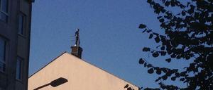 Ein Flüchtling auf dem Schornstein des Hostels in der Gürtelstraße.