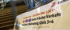 Diese Schilder sind endlich wieder vom Bahnhof Alexanderplatz verschwunden. Dafür ist die Strecke Wannsee - Griebnitzsee gesperrt.