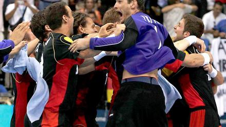Historischer Tanz. Torwart Henning Fritz (vorne), der Held des Siebenmeterwerfens, jubelt mit dem deutschen Team über den Einzug ins olympische Halbfinale 2004.