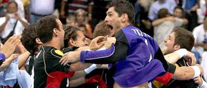 Historischer Tanz. Torwart Henning Fritz (vorne), der Held des Siebenmeterwerfens, jubelt mit dem deutschen Team über den Einzug ins olympische Halbfinale 2004.