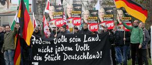 NPD-Anhänger bei einer Aktion in Leipzig.