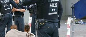 Zwei Zeuginnen der Messerstecherei warten in der Nähe des Tatorts, in eine Decke gehüllt.