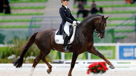 Die deutsche Reiterin Helen Langehanenberg (oben) im Teamwettbewerb bei der WM in Caen.