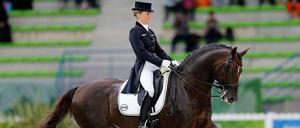 Die deutsche Reiterin Helen Langehanenberg (oben) im Teamwettbewerb bei der WM in Caen.