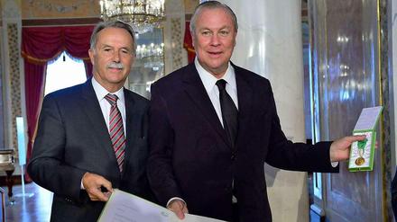 Der US-Amerikanische Künstler Robert Wilson (r) erhält in Weimar von Klaus-Dieter Lehmann, Präsident des Goethe-Instituts, die Goethe-Medaille.