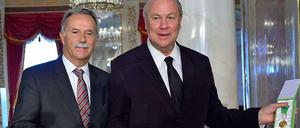 Der US-Amerikanische Künstler Robert Wilson (r) erhält in Weimar von Klaus-Dieter Lehmann, Präsident des Goethe-Instituts, die Goethe-Medaille.