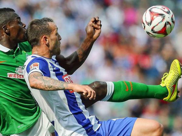 Assani Lukimya vom SV Weder Bremen im Zweikampf mit Julian Schieber von Hertha BSC Berlin am ersten Spieltag der neuen Saison der Fußball-Bundesliga im Berliner Olympiastadion. Das Spiel endete 2:2.