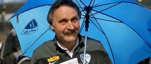 VfL-Trainer Peter Neururer vor dem Spiel gegen den 1. FC Union Berlin.