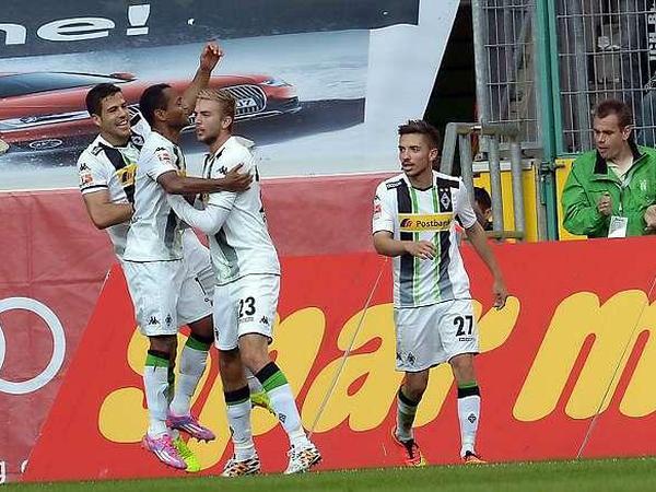 Christoph Kramer bejubelt mit  Raffael das 1:1 für Borussia Mönchengladbach beim VfB Stuttgart.