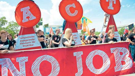 Demo bei Merkel. Jugendliche aus ganz Europa protestierten im Juli vergangenen Jahres vor dem Bundeskanzleramt. Angela Merkel hatte damals die Regierungschefs von 17 Ländern zu einer Konferenz über das Thema Jugendarbeitslosigkeit in der EU geladen.