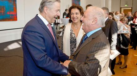 Klaus Wowereit mit dem Dirigenten Daniel Barenboim und dessen Ehefrau, der Pianistin Elena Bashkirowa im vergangenen Herbst.