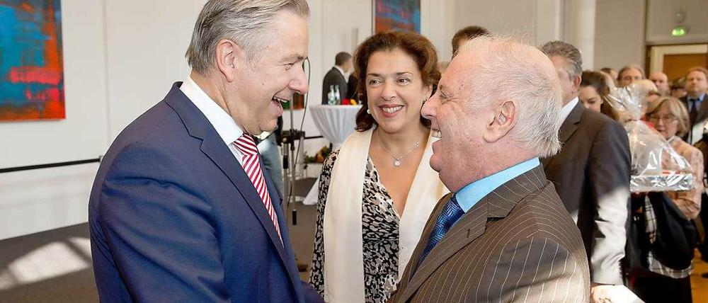 Klaus Wowereit mit dem Dirigenten Daniel Barenboim und dessen Ehefrau, der Pianistin Elena Bashkirowa im vergangenen Herbst.