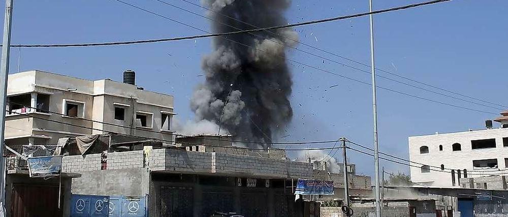 Auch am Samstag gingen Raketen auf Gaza nieder.