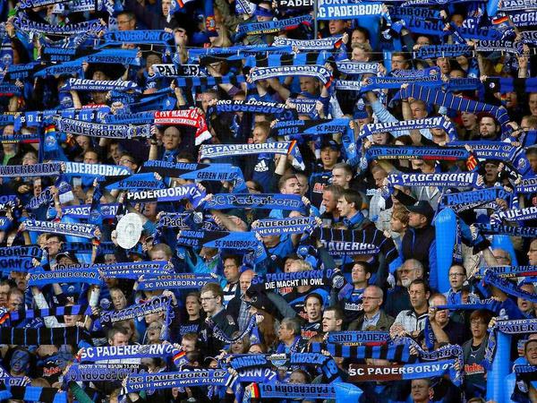 Fans des SC Paderborn feiern am ersten Spieltag der Bundesliga ihre Mannschaft, den Aufsteiger aus der Zweiten Liga.