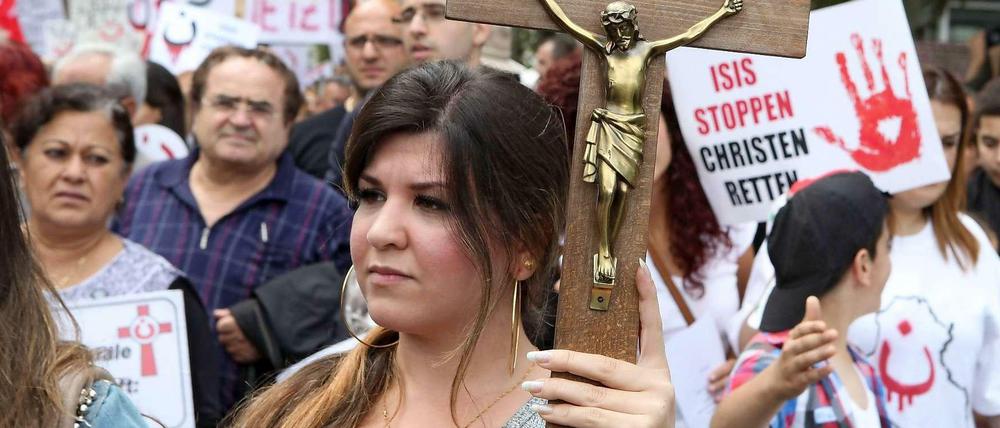 Nähe ändert die Wahrnehmung. Zu dieser Solidaritätskundgebung zur Unterstützung der notleidenden Menschen im Nordirak hatte die syrisch-orthodoxe Kirche in Deutschland aufgerufen.