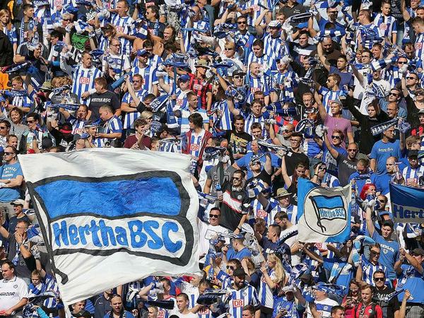 Hertha-Fans im Olympiastadion in Berlin bejubeln die Mannschaft von Hertha BSC im Auftaktspiel der Bundesliga-Saison gegen den SV Werder Bremen.