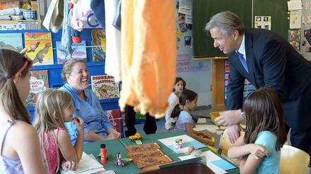 Klaus Wowereit beim Schulbesuch - gerade im Bildungsbereich gibt es für seinen Nachfolger eine Menge zu tun.