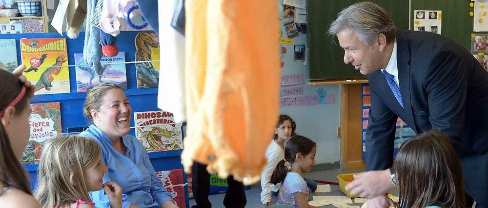 Klaus Wowereit beim Schulbesuch - gerade im Bildungsbereich gibt es für seinen Nachfolger eine Menge zu tun.