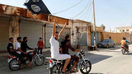 Anhänger der IS-Milizen feiern die Eroberung des Militärflughafens von Al-Tabka im Osten Syriens.