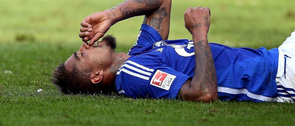 Vorerst am Boden: Der FC Schalke 04 ist bereits aus dem DFB-Pokal ausgeschieden und hat nun am ersten Spieltag auch noch eine 1:0-Führung innerhalb weniger Minuten aus der Hand gegeben.