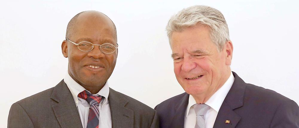 José Paca (links) hatte im Juli von Bundespräsident Joachim Gauck das Bundesverdienstkreuz erhalten