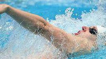 Eine Schwimmbrille ist noch kein Doppelauge: Dieses Exemplar der Spezies Rückenschwimmer, Abteilung Primaten, ist dem stechenden Insekt, das ebenfalls Rückenschwimmer heißt, in puncto Orientierung unterlegen.
